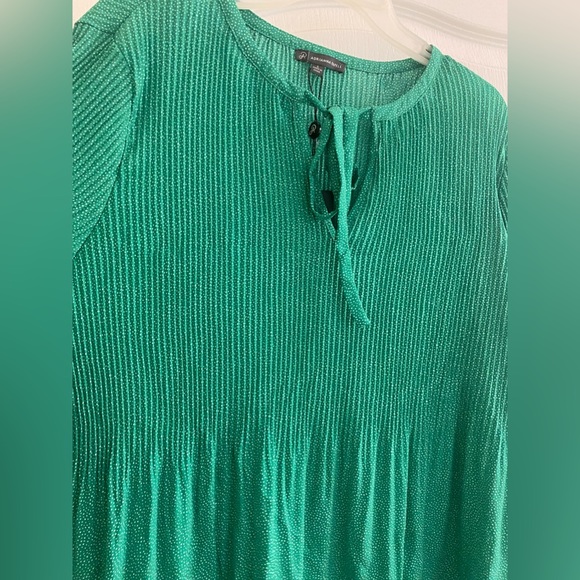 Adrianna Papell blouse Green with white dots. Beautiful pleated, long sleeves. - Picture 4 of 10